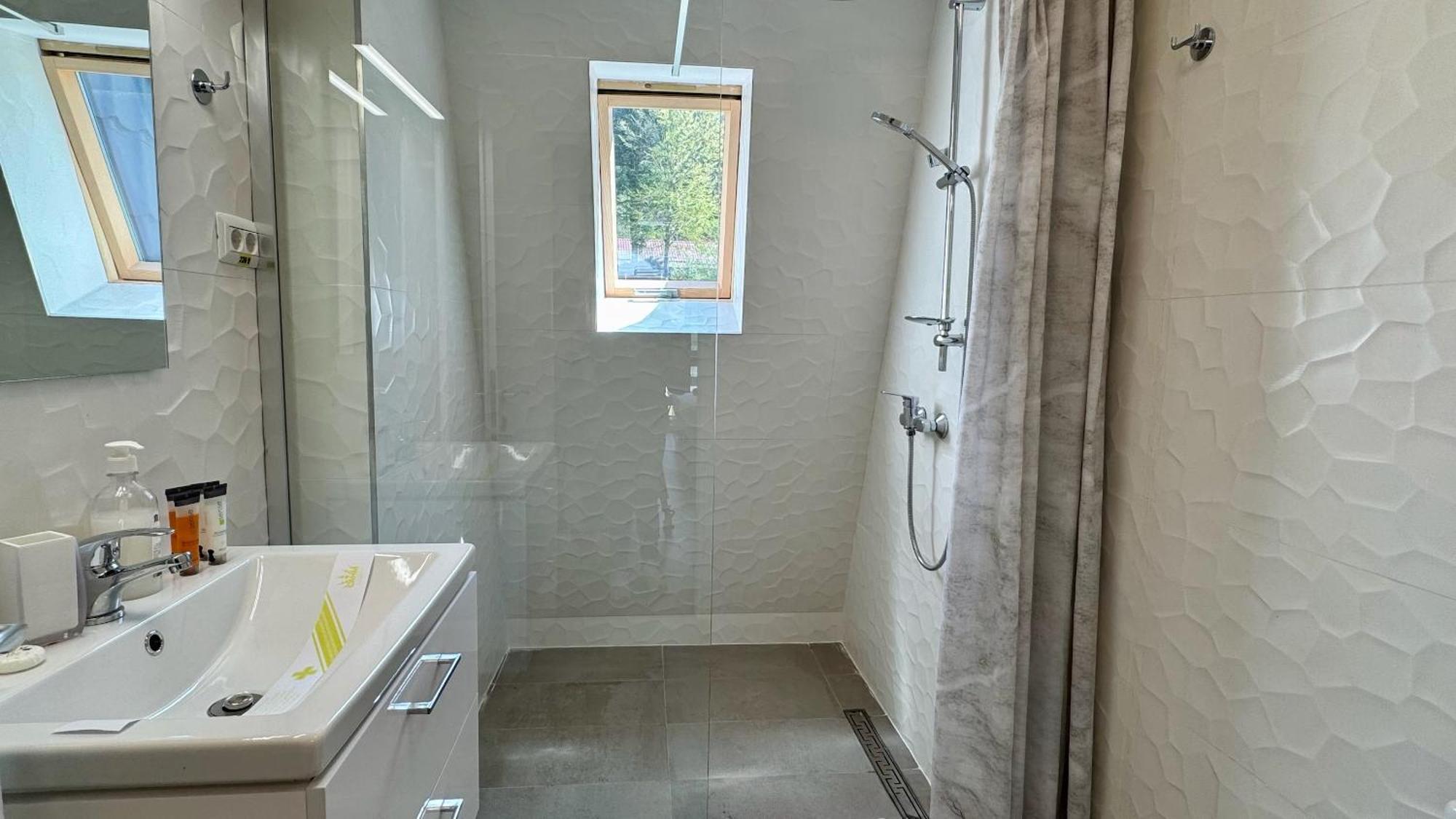 Busteni Mountain View Suites By The River - Ev Plug Buşteni Quarto foto